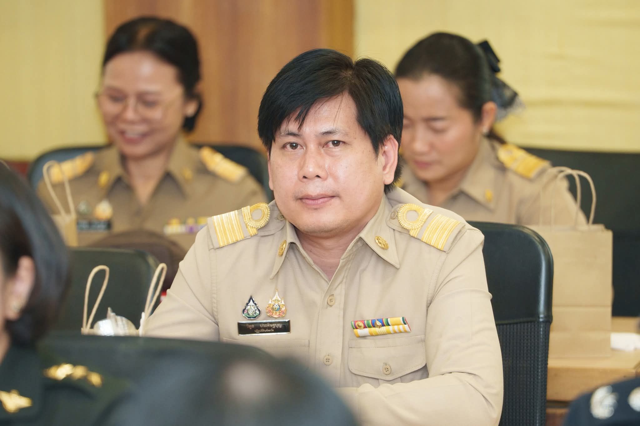 title - วันที่ 24 มีนาคม 2569 เวลา 09.30 น. นายวิทูล ประดิษฐบุญ ปฏิรูปที่ดินจังหวัดปราจีนบุรี เข้าร่วมประชุม หัวหน้าส่วนราชการ ประจำเดือน มีนาคม 2569 ขับเคลื่อนนโยบายรัฐ สู่การพัฒนาพื้นที่อย่างเป็นรูปธรรม  ณ ห้องประชุมทวารวดี ศาลากลางจังหวัดปราจีนบุรี   โดยมี นายวีระพันธ์ ดีอ่อน ผู้ว่าราชการจังหวัดปราจีนบุรี เป็นประธานประชุมหัวหน้าส่วนราชการ พร้อมด้วย นายชนาธิป โคกมณี และนายสัญญา นามี รองผู้ว่าราชการจังหวัด หัวหน้าส่วนราชการ หน่วยงานรัฐวิสาหกิจ  และภาคส่วนที่เกี่ยวข้องเข้าร่วมประชุมอย่างพร้อมเพรียง 